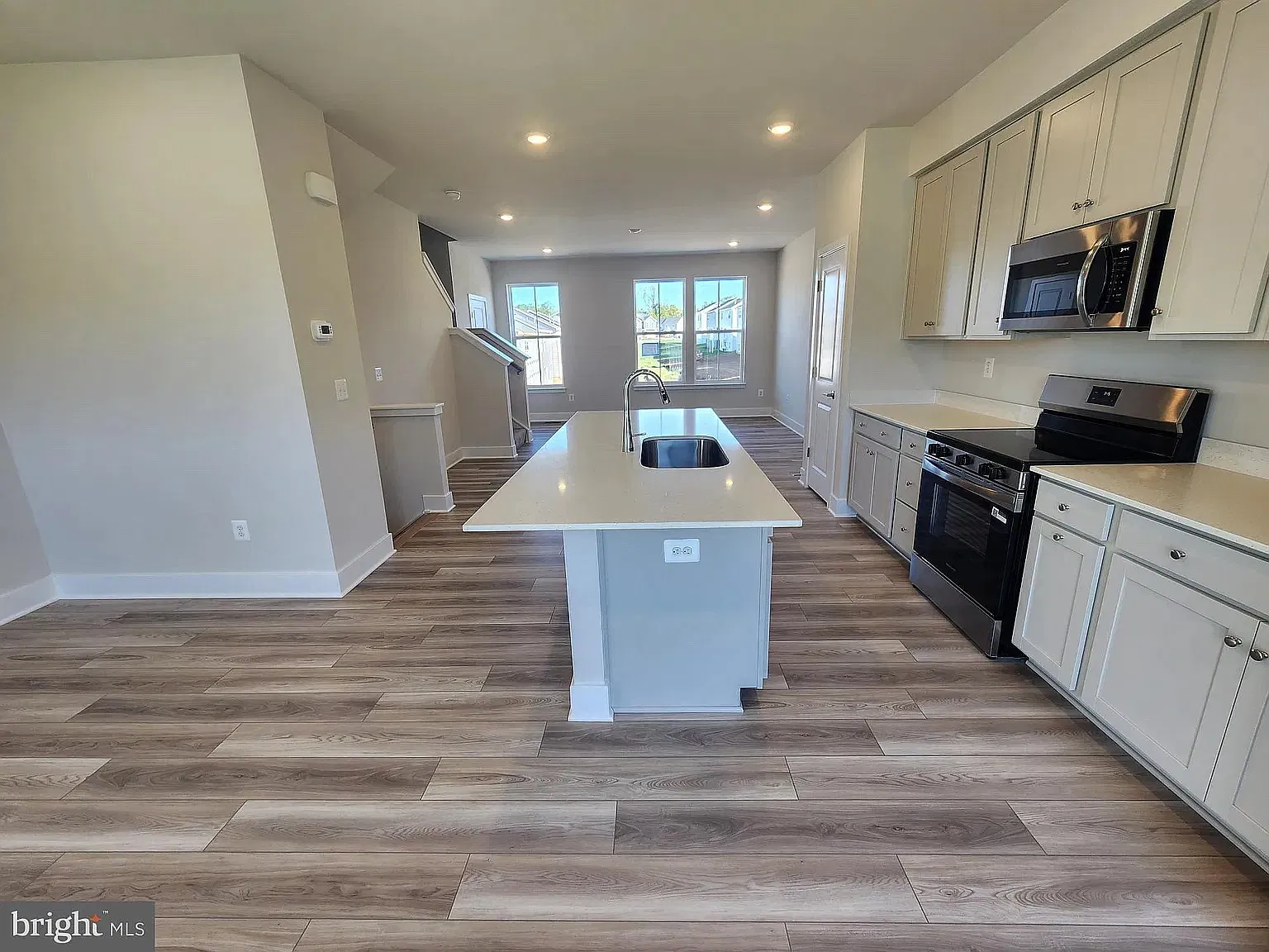 3 bed, 2.5 bath, 2178 sqft, $2,100 — Photo 2