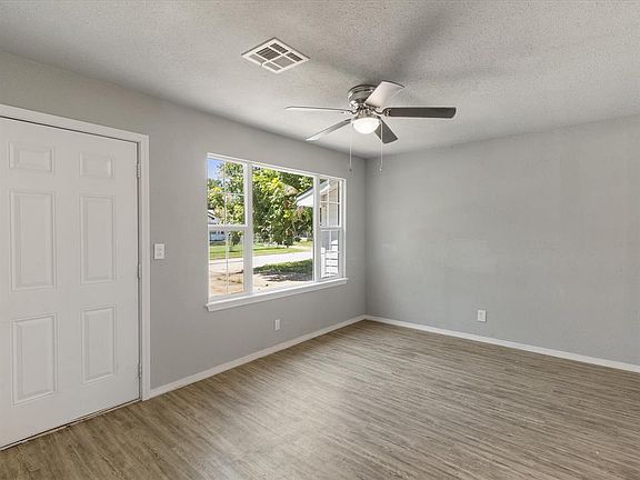 5th image of 3927 SE 10th Pl