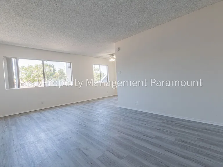 540 W Queen Street — Photo 4