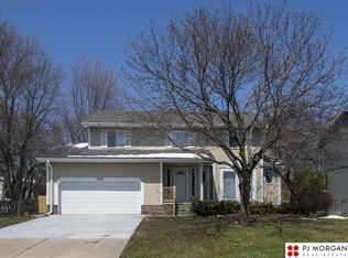 908 Hogan Dr, Papillion, NE 68046