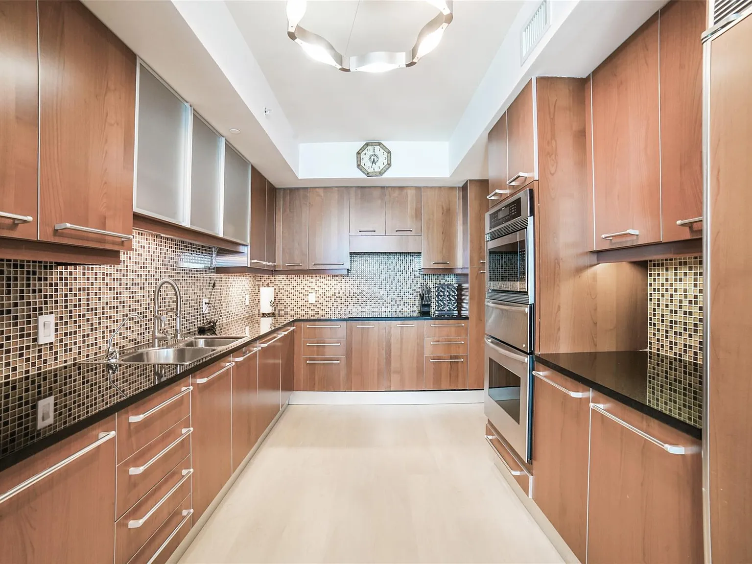 3 bed, 3.0 bath, 2308 sqft, $6,000 — Photo 4