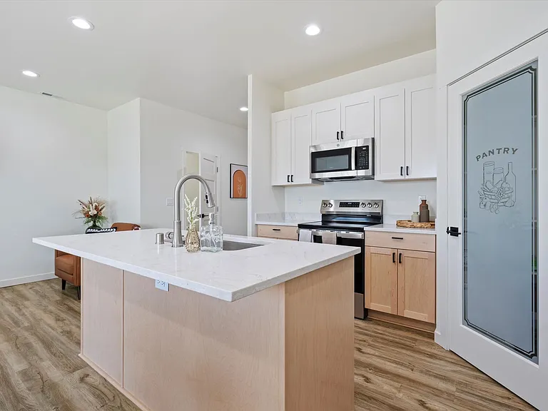 638 G St NE — Photo 7