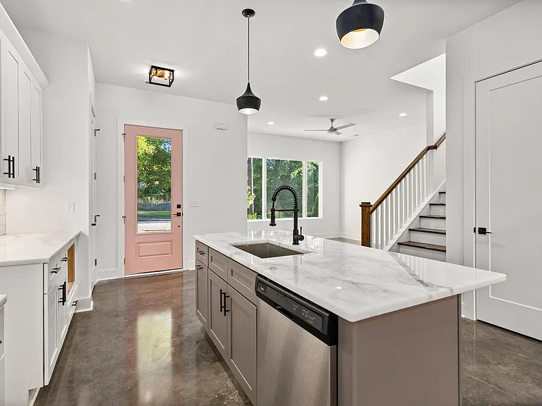 2714 Batavia St — Photo 10
