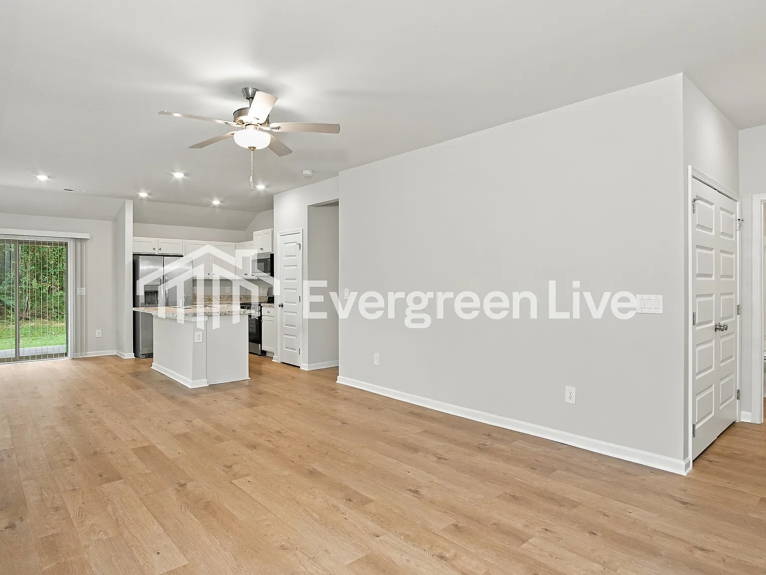 3 bed, 2.0 bath, 1248 sqft, $1,420 — Photo 2