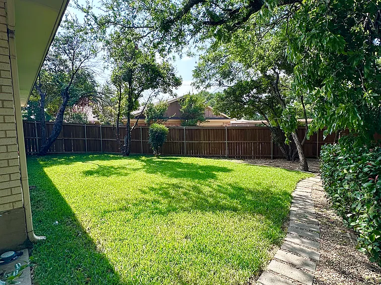 401 Lake Louise Ct — Photo 42