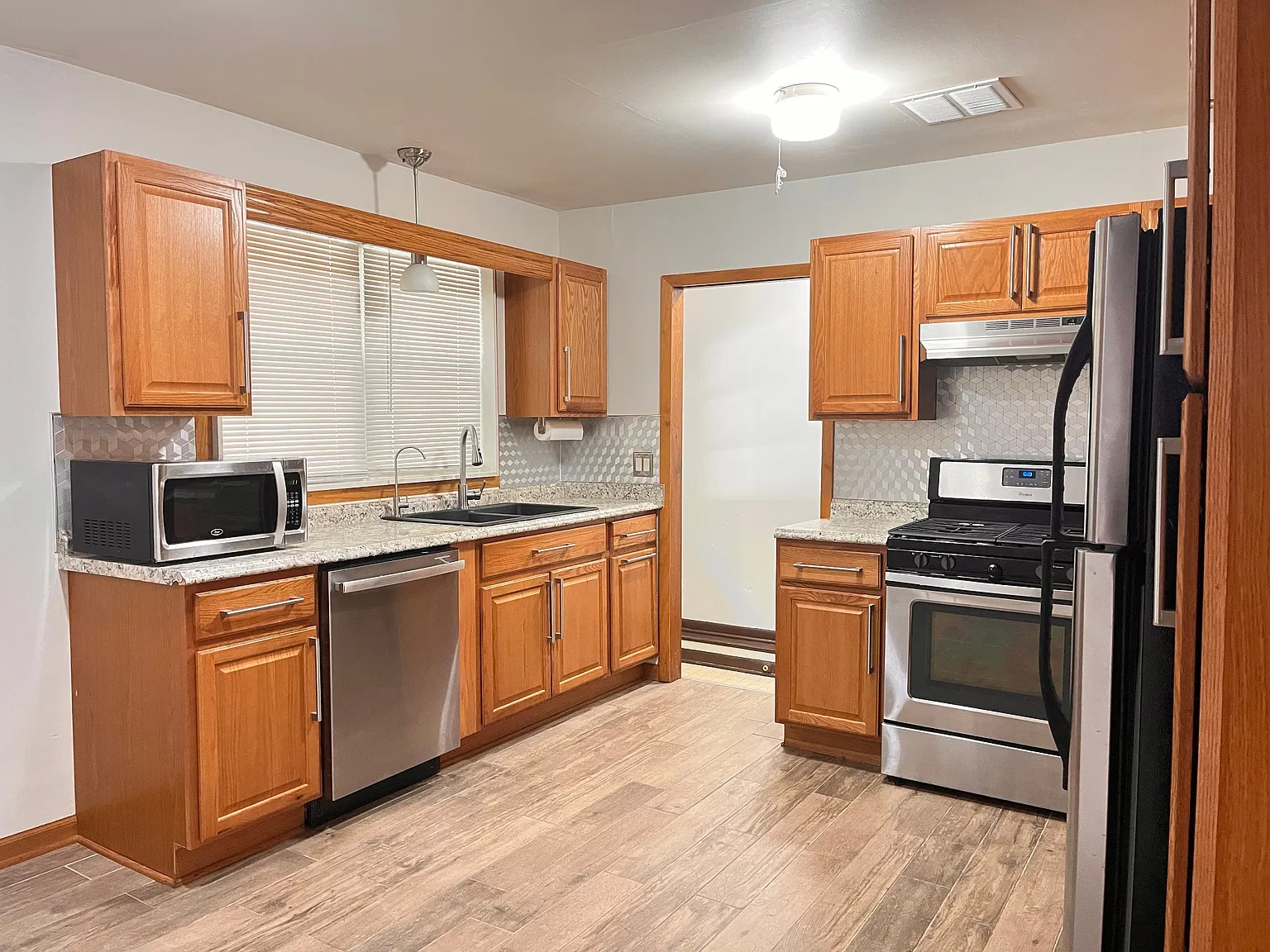 3 bed, 1006 sqft, $2,500 — Photo 4