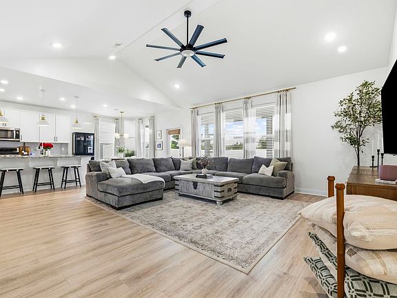 5th image of 391 Mikita Dr