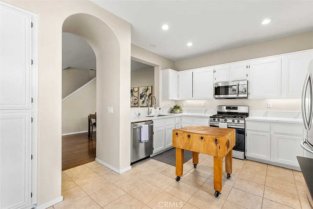 4 bed, 2.5 bath, 1837 sqft, $4,900 — Photo 4
