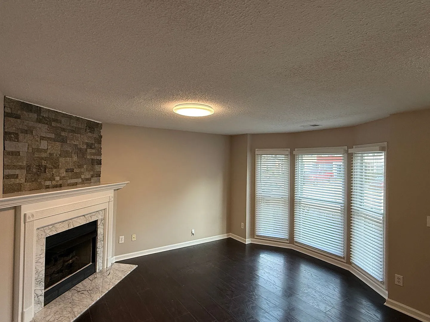 Spacious 3-Bedroom Townhome with Fireplace & Private Fenced Backyard — Photo 4