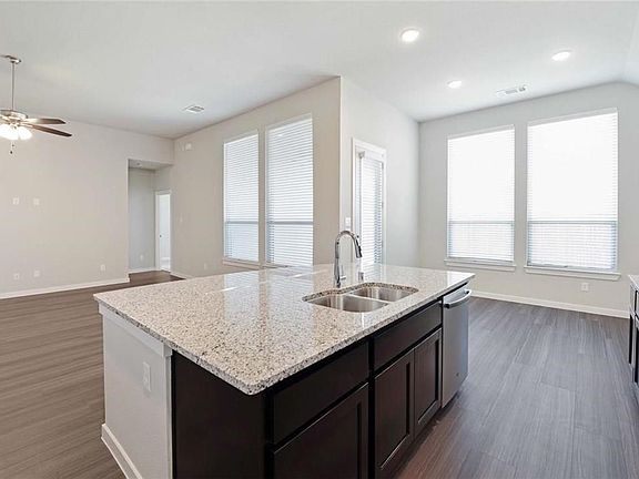 5th image of 1101 Chatsworth Dr