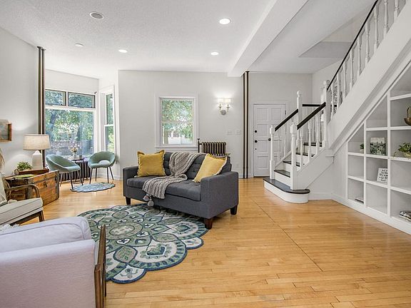 3rd image of 1031 Saint Clair Ave