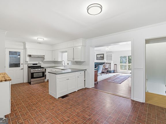 5th image of 2685 Warwick Cir NE