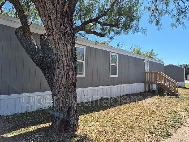 3 bed, 2.0 bath, 924 sqft, $949 — Photo 2