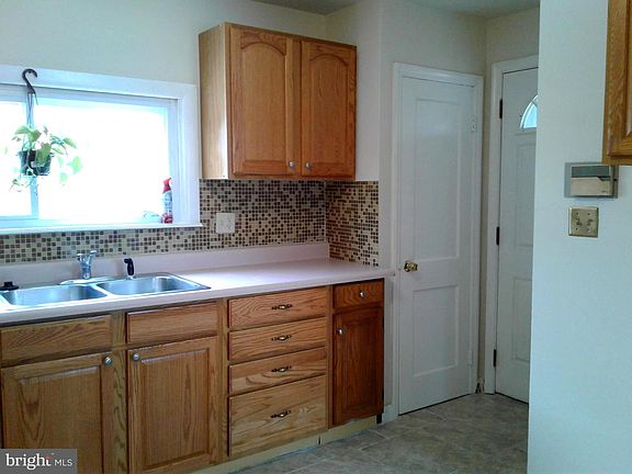 3rd image of 8 Virginia Ave