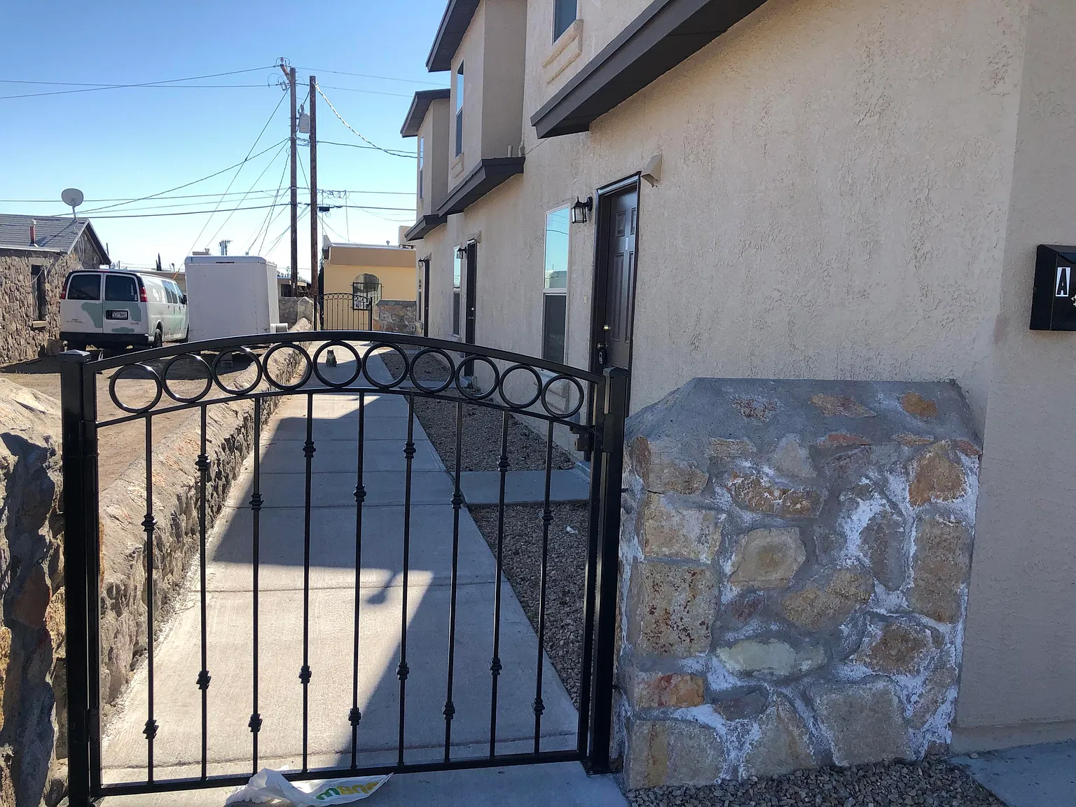 3 bed, 2.0 bath, 1043 sqft, $1,150 — Photo 3