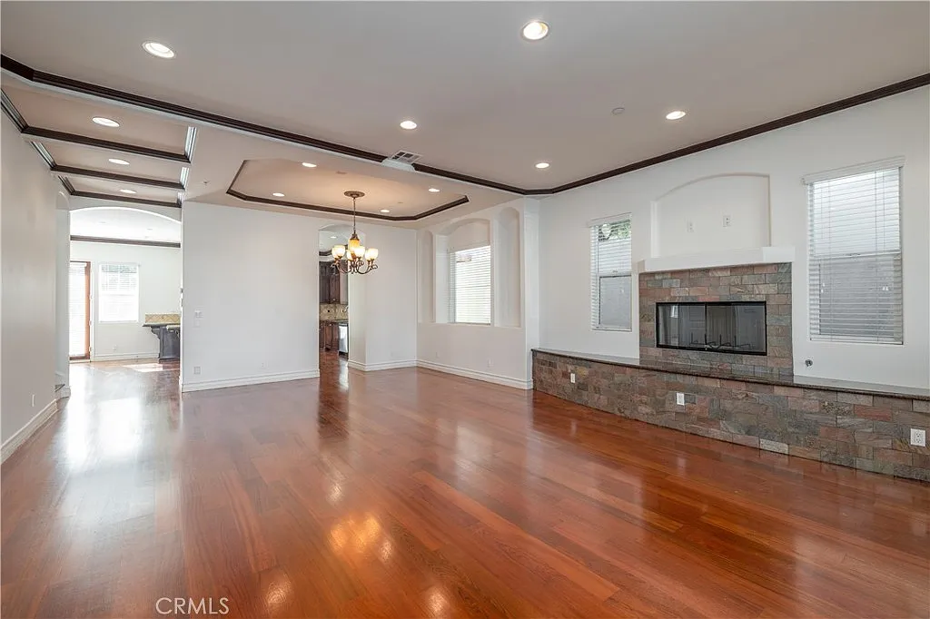 6 bed, 3470 sqft, $10,000 — Photo 2
