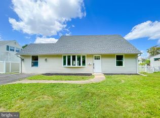 77 Plumbridge Dr, Levittown, PA 19056