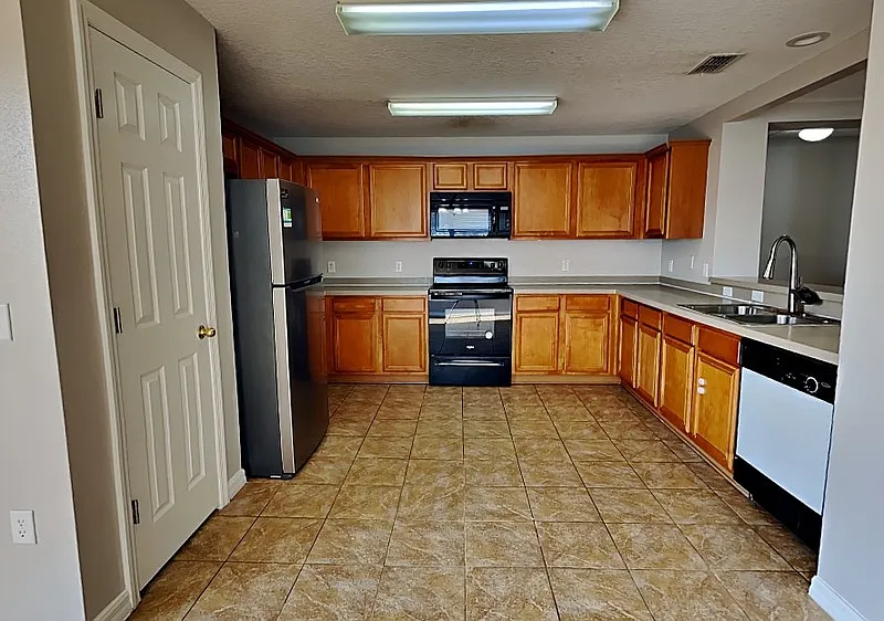 3 bed, 2.0 bath, 1830 sqft, $1,699 — Photo 4