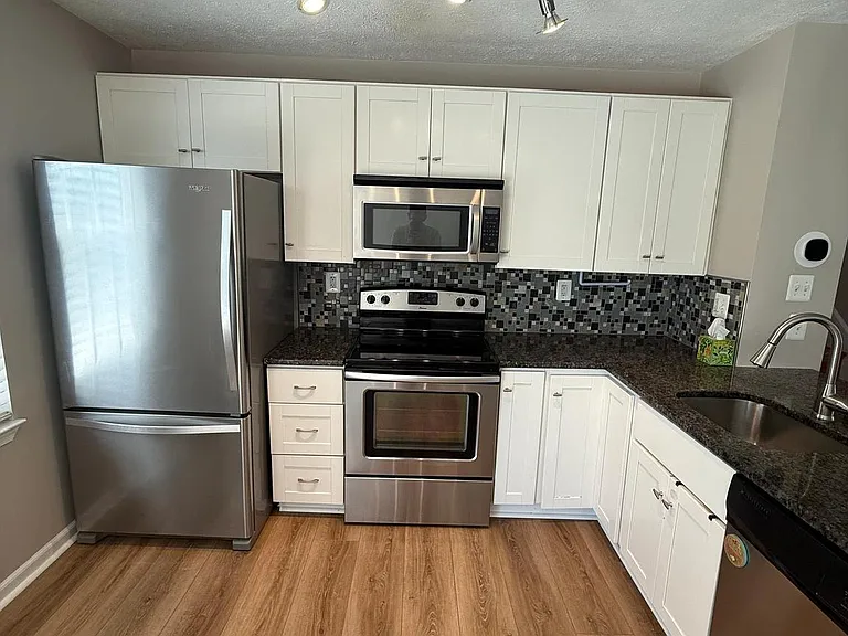 805 London Ct — Photo 9