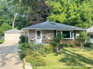 1220 Hickory Dr N, Waukesha, WI 53186