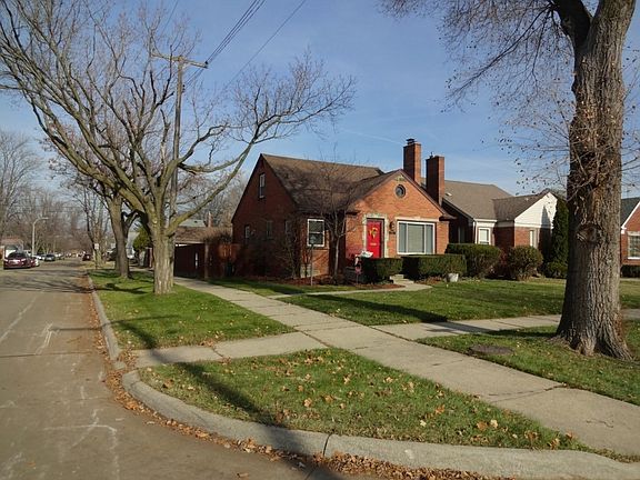3rd image of 20401 Lochmoor St