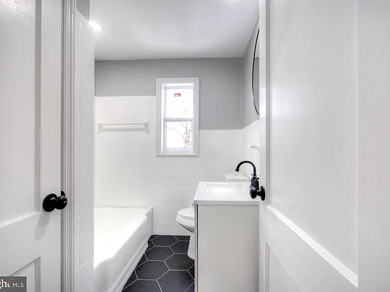 1327 Jackson St — Photo 21