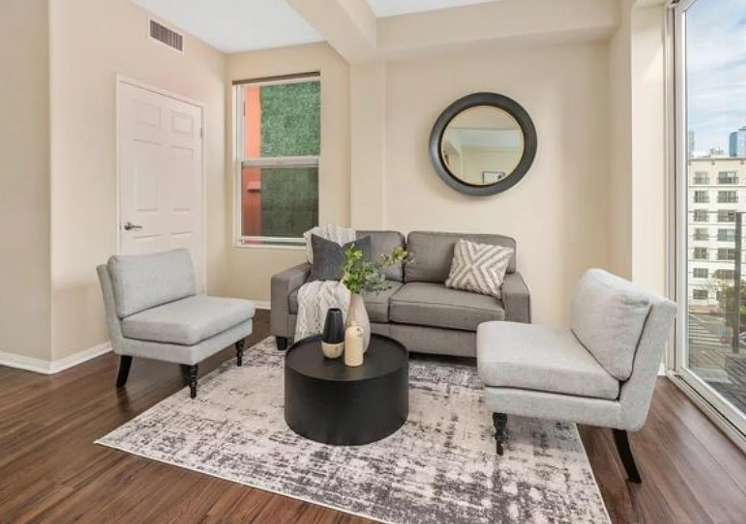 Fantastic Penthouse Unit Downtown Marina District — Photo 3