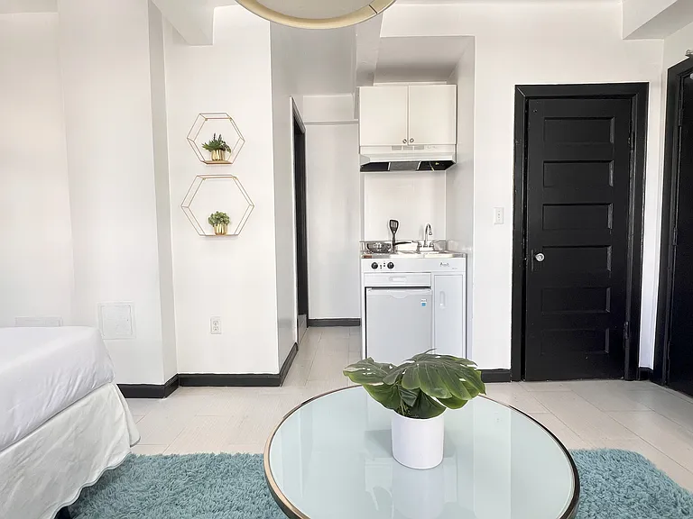 Hayward Manor Apartments — Photo 9