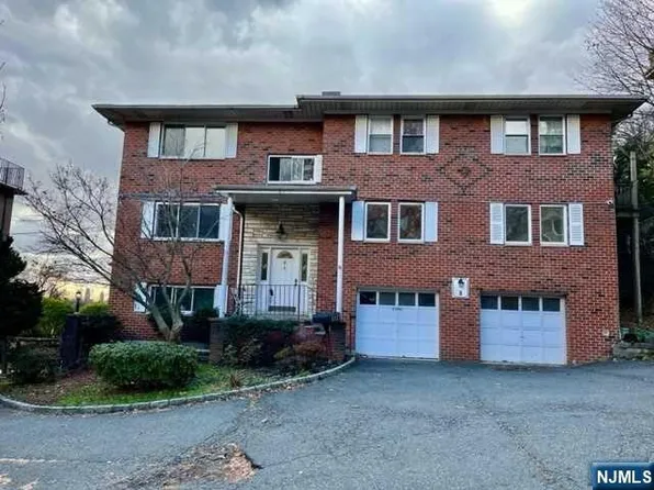 8 Leary Ln APT 3, Edgewater, NJ 07020