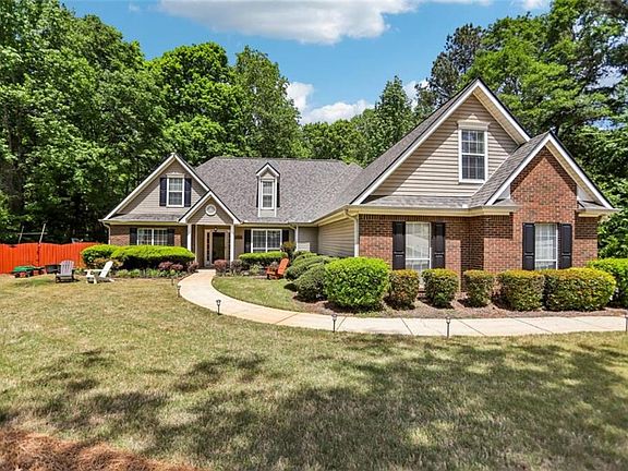 2nd image of 105 Stratford Cir