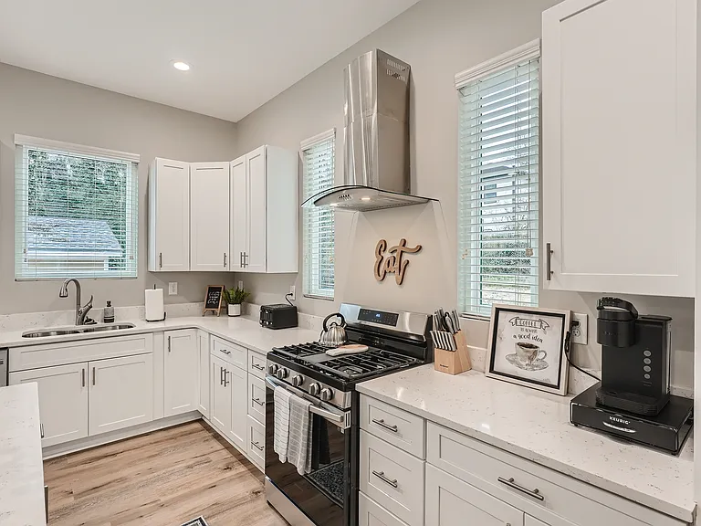 1089 Coleman St SW — Photo 6