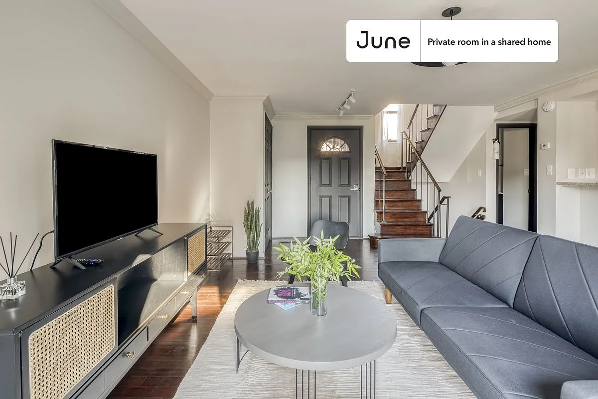 Queen bedroom in 5 bed/2.5 bath home in H Street #288 B — Photo 4