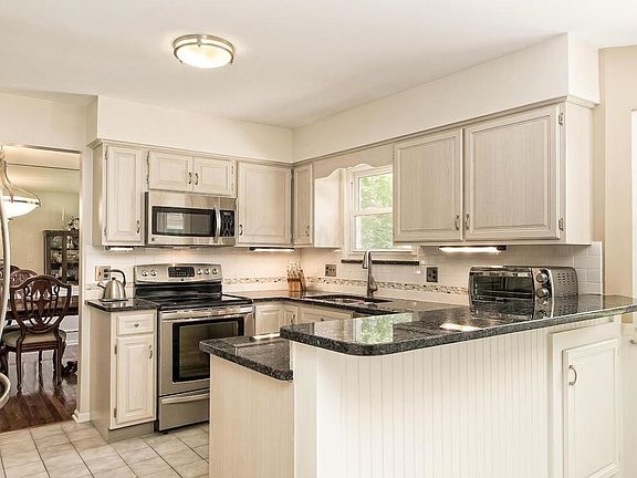 3rd image of 1960 Belgrave Dr