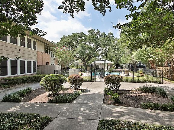 4th image of 4018 Blue Bonnet Blvd APT D