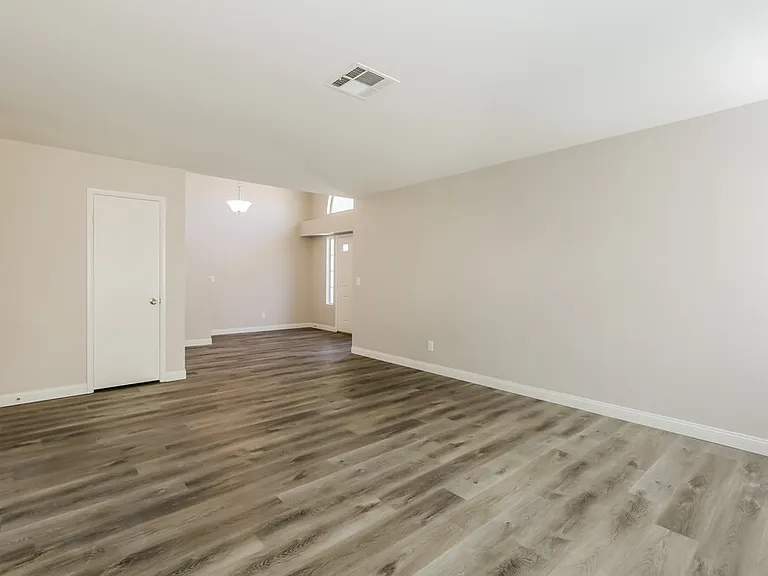 1433 Bellglen Dr — Photo 5