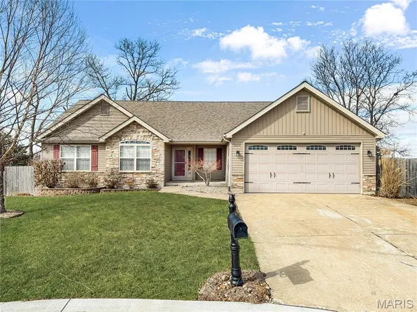 215 Hunters Chase St, Winfield, MO 63389