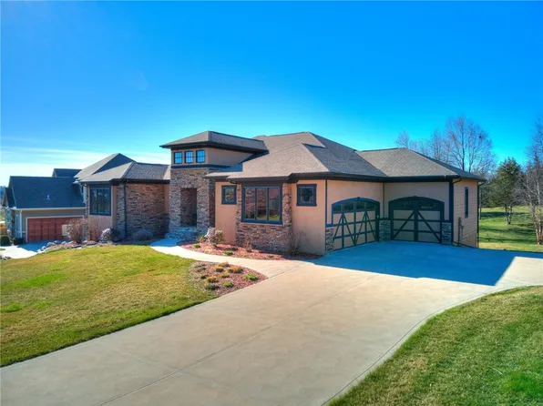 15810 Brookview Dr, Urbandale, IA 50323