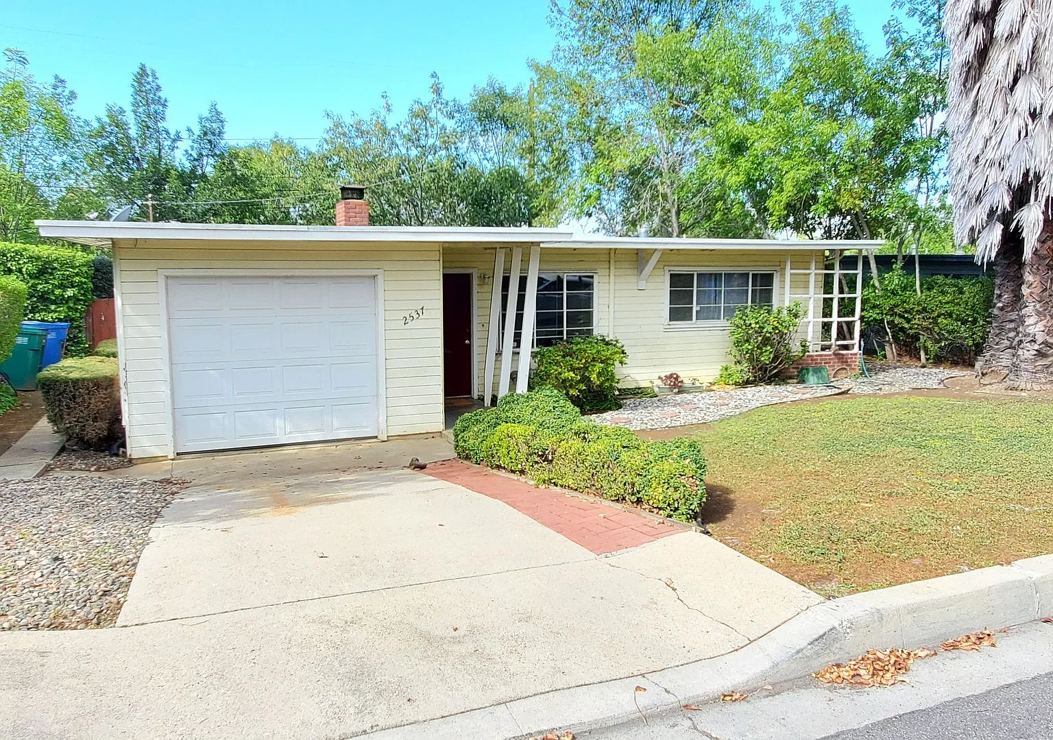 2537 Greta Place — Photo 2