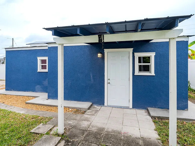 2017 Oceanview Pl — Photo 1