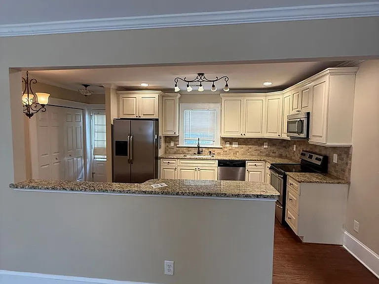 1724 Hawthorne Ln — Photo 9