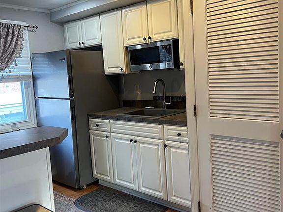 5th image of 134B Hastings Ave