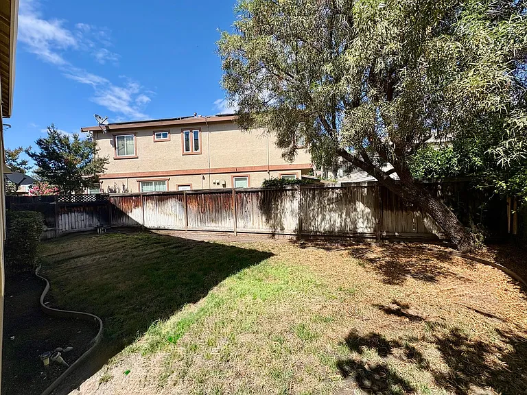 546 Almanor St — Photo 27