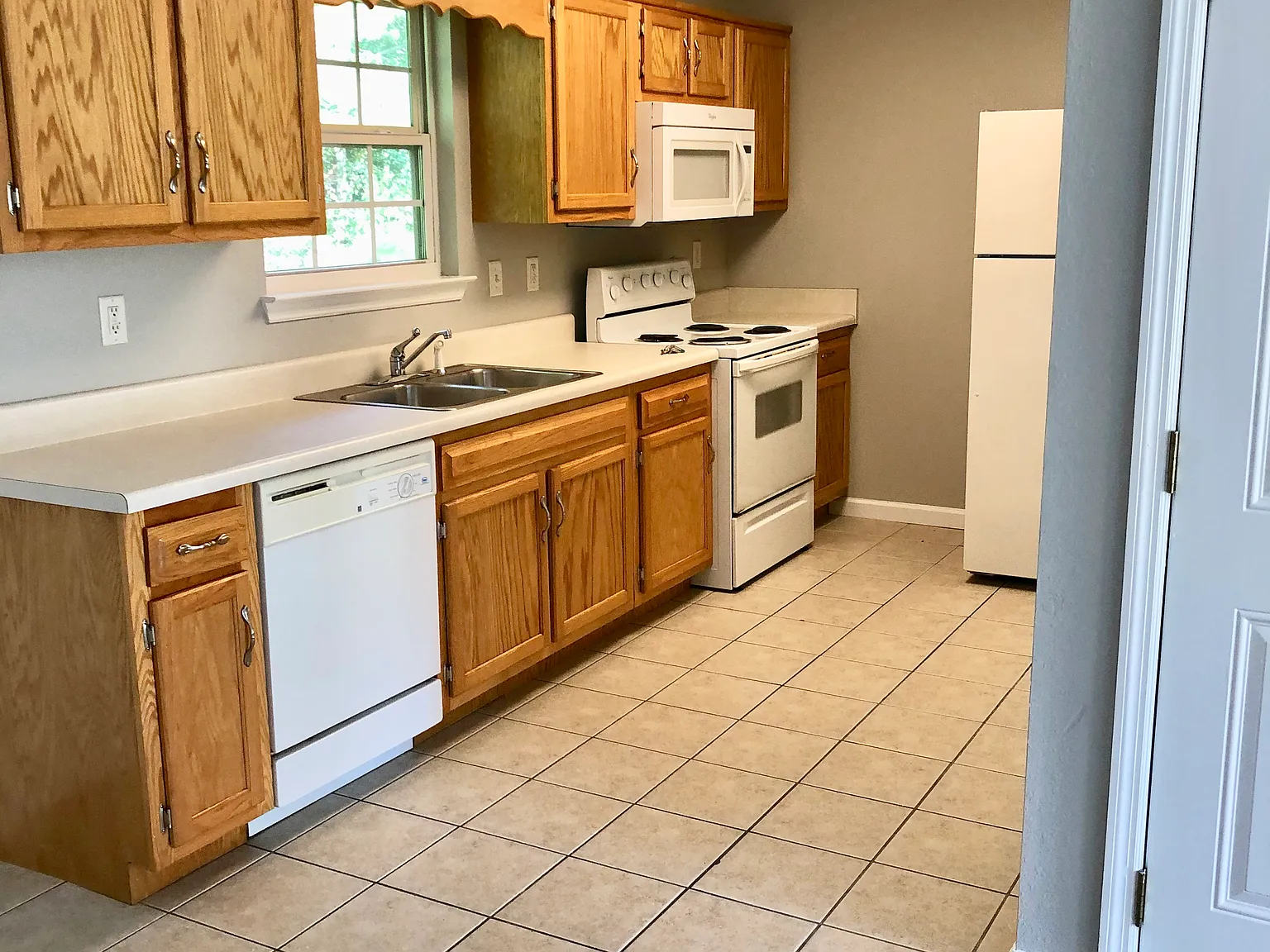 2 bed, 950 sqft, $1,350 — Photo 4