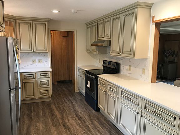 New kitchen w/stainless
