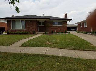 18215 Winsome Rd, Fraser, MI 48026