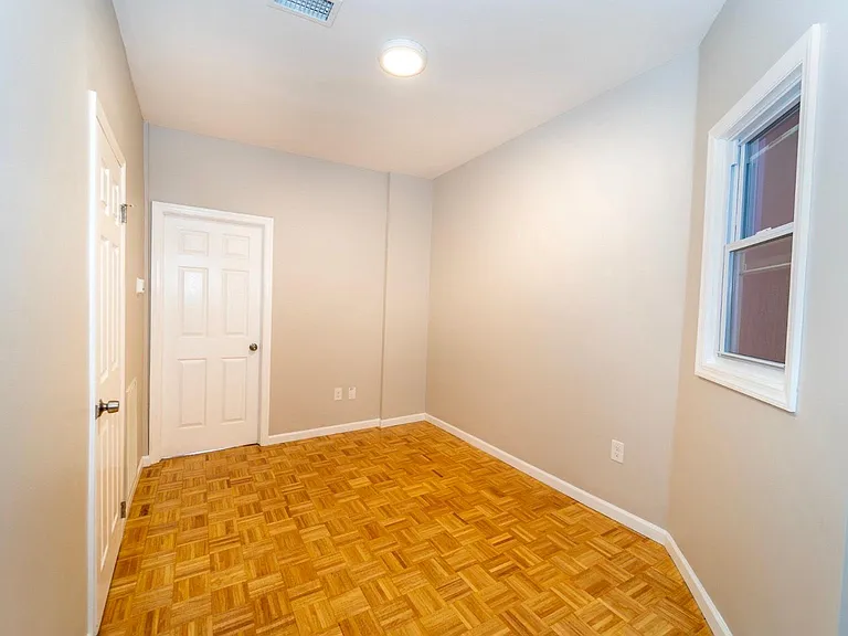 420 Saint Pauls Ave #3L — Photo 4