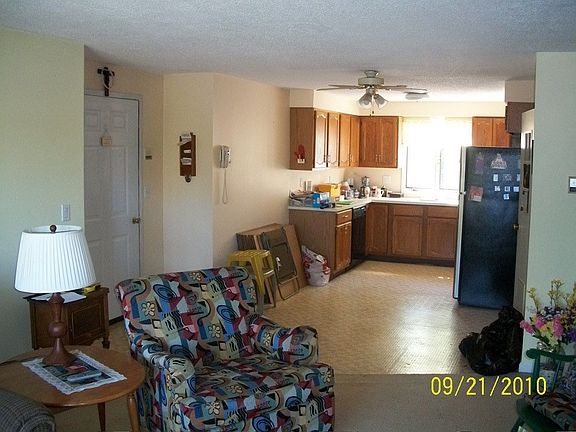 Open Floor Plan Living Rm Eat In Kitchen