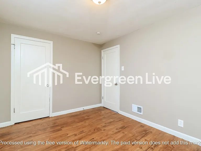 9750 Royalton Ct — Photo 11