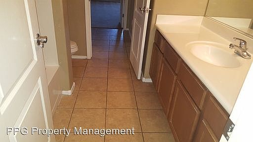 5th image of 2921 S 88th Ln