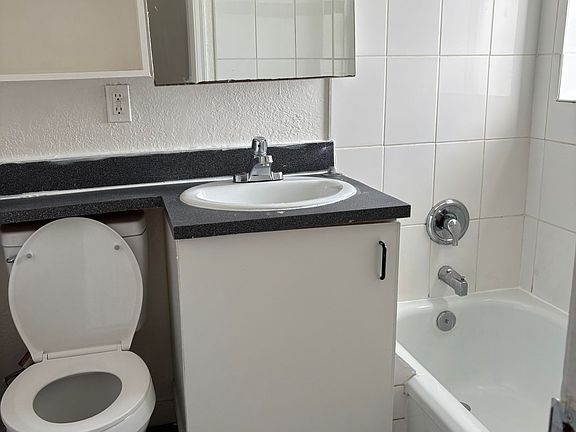 5th image of 841 Esquimalt Rd #204